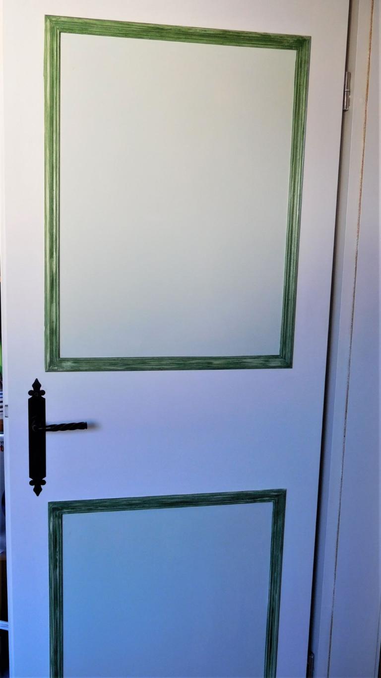 Individuelle Türengestaltung mit AURO Naturharzfarbe. 